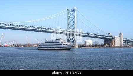 Philadelphia, Pennsylvania: 23. Februar 2020: Der Rock von Philadelphia passiert unter der Ben Franklin Bridge. Stockfoto