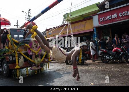 Devotee, der von Hook-Piercings als ritueller Akt der Hingabe hängt, Garudan Theokkam, während Thaipooyam (Thaipoosam) in Kedakulam, Kerala, Indien. Stockfoto