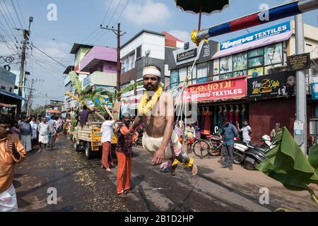 Devotee, der von Hook-Piercings als ritueller Akt der Hingabe hängt, Garudan Theokkam, während Thaipooyam (Thaipoosam) in Kedakulam, Kerala, Indien. Stockfoto