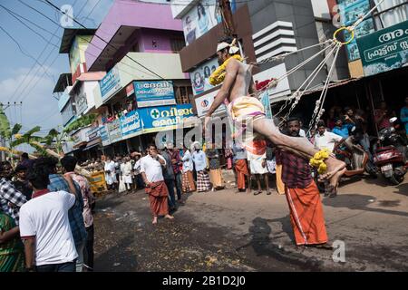 Devotee, der von Hook-Piercings als ritueller Akt der Hingabe hängt, Garudan Theokkam, während Thaipooyam (Thaipoosam) in Kedakulam, Kerala, Indien. Stockfoto