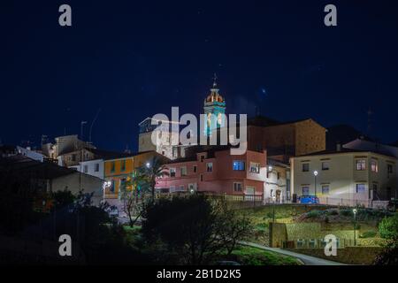 Nachtfoto einer hübschen ländlichen Stadt mit viel Farbe Stockfoto