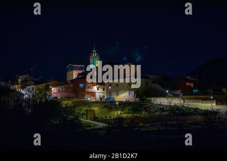 Nachtfoto einer ländlichen Stadt mit viel Farbe Stockfoto