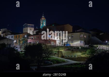 Nachtfoto einer hübschen ländlichen Stadt mit viel Farbe Stockfoto