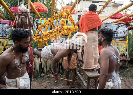 Devotee, der von Hook-Piercings als ritueller Akt der Hingabe hängt, Garudan Theokkam, während Thaipooyam (Thaipoosam) in Kedakulam, Kerala, Indien. Stockfoto