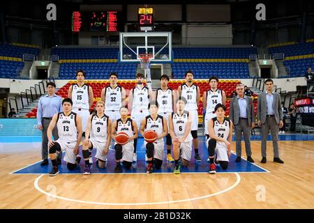 Taipeh, Taiwan. Februar 2020. Teamgruppe Japan (L-R) oben; Kenichi-Sako-Assistenztrainer, Joji Takeuchi, Avi Koki Schafer, Ryan Francis Rossiter, Tenketsu Harimoto, Kosuke Takeuchi, Kosuke Kanamaru, Julio Lamas Cheftrainer, Herman Mandole Assistenztrainer, vorne; Shuto Ando, Leo Vendrame, Yuki Togashi, Seiya Ando, Makoto Hiejima und Daiki Tanaka posieren vor dem FIBA Asia Cup Qualifikationsspiel der ersten Runde der Gruppe B zwischen Chinese Taipeh 57-96 Japan am Heping Basketball Gymnasium in Taipeh, Taiwan, 24. Februar 2020. Kredit: Yoshio Kato/AFLO/Alamy Live News Stockfoto