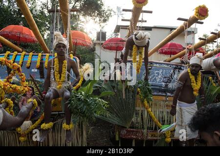 Anhänger, die an Hakenpiercings als rituelle Hingabe hängen, Garudan Theokkam, während Thaipooyam (Thaipoosam) in Kedakulam, Kerala, Indien. Stockfoto