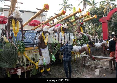 Anhänger, die an Hakenpiercings als rituelle Hingabe hängen, Garudan Theokkam, während Thaipooyam (Thaipoosam) in Kedakulam, Kerala, Indien. Stockfoto