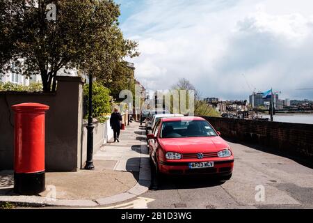 Straßenszene in der Chiswick Mall, London, England Stockfoto