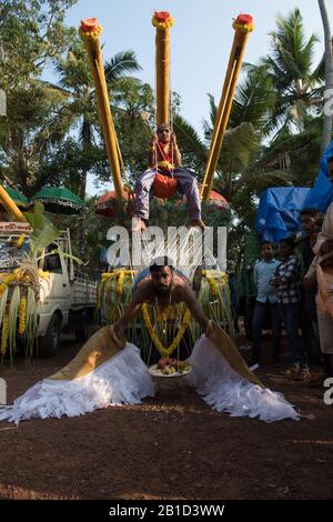 Devotee, der von Hook-Piercings als ritueller Akt der Hingabe hängt, Garudan Theokkam, während Thaipooyam (Thaipoosam) in Kedakulam, Kerala, Indien. Stockfoto