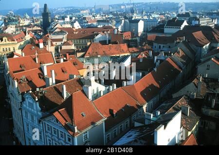 Prag, Tschechische Republik. Lehmziegel Dächer der Altstadt Gebäude Fotograf aus Old Town Tower. UNESCO-Weltkulturerbe Stockfoto