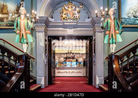 Eintritt zum gehobenen Kaufhaus Fortnum & Mason, Piccadilly, London Stockfoto