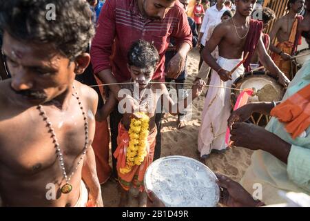 Anhänger, die Speere in ihren durchbohrten Mündern (Kavadi Aattam) als Akt der Hingabe während Thaipooyam oder Thaipoosam, Festival in Kedakulam, Kerala, halten. Stockfoto