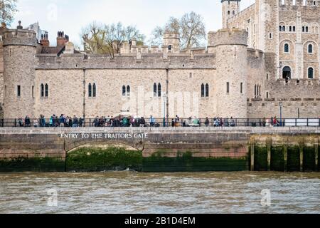 Touristen besuchen das historische Verrätertor am Tower of London, London, England. Stockfoto