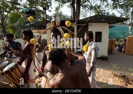 Anhänger, die mit Haken durchbohrt werden, um als ritueller Akt der Hingabe zu hängen, Garudan Theokkam, während Thaipooyam (Thaipoosam), Kedakulam, Kerala, Indien. Stockfoto