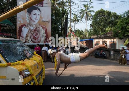 Devotee, der von Hook-Piercings als ritueller Akt der Hingabe hängt, Garudan Theokkam, während Thaipooyam (Thaipoosam) in Kedakulam, Kerala, Indien. Stockfoto