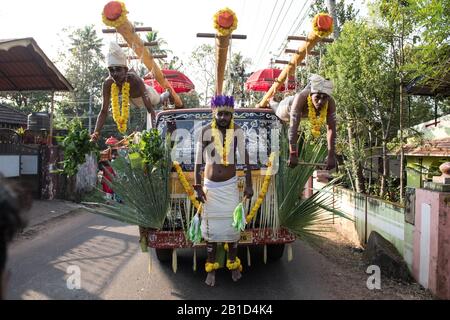 Anhänger, die an Hakenpiercings als rituelle Hingabe hängen, Garudan Theokkam, während Thaipooyam (Thaipoosam) in Kedakulam, Kerala, Indien. Stockfoto