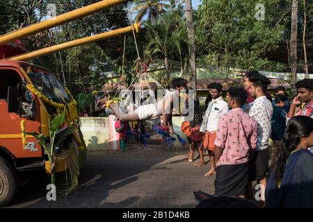 Anhänger, die an Hakenpiercings als rituelle Hingabe hängen, Garudan Theokkam, während Thaipooyam (Thaipoosam) in Kedakulam, Kerala, Indien. Stockfoto