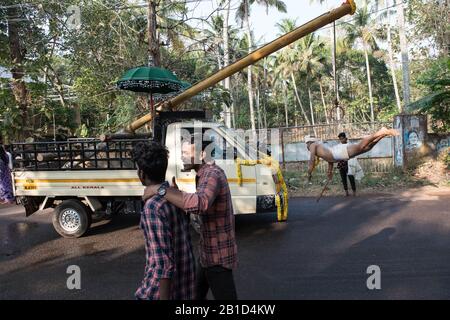 Anhänger, die durch Haken hängen, die ihre Haut als rituellen Akt der Hingabe durchstechen, Garudan Theokkam (Eagle Hanging), während Thaipooyam oder Thaipoosam, Fe Stockfoto