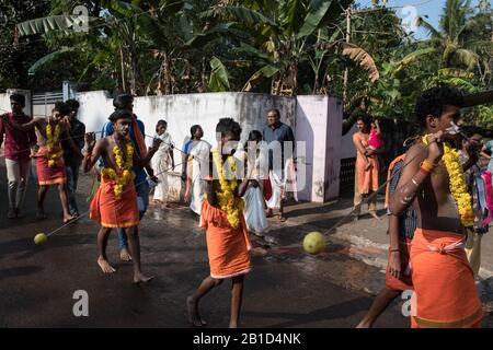 Anhänger, die Speere in ihren durchbohrten Mündern (Kavadi Aattam) als Akt der Hingabe während Thaipooyam oder Thaipoosam, Festival in Kedakulam, Kerala, halten. Stockfoto