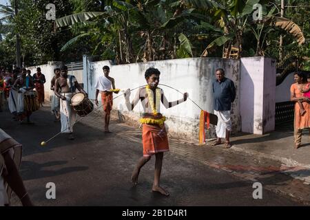 Anhänger, die Speere in ihren durchbohrten Mündern (Kavadi Aattam) als Akt der Hingabe während Thaipooyam oder Thaipoosam, Festival in Kedakulam, Kerala, halten. Stockfoto