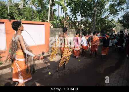 Anhänger, die Speere in ihren durchbohrten Mündern (Kavadi Aattam) als Akt der Hingabe während Thaipooyam oder Thaipoosam, Festival in Kedakulam, Kerala, halten. Stockfoto