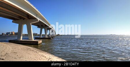 Sanibel Causeway Bridge im Hintergrund des Causeway Islands Park auf Sanibel in Florida. Stockfoto