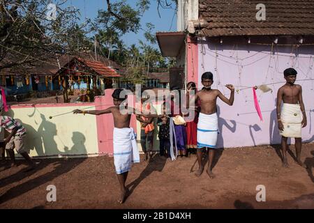 Anhänger, die Speere in ihren durchbohrten Mündern (Kavadi Aattam) als Akt der Hingabe während Thaipooyam oder Thaipoosam, Festival in Kedakulam, Kerala, halten. Stockfoto