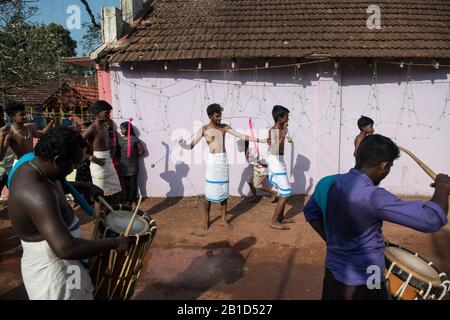 Anhänger, die Speere in ihren durchbohrten Mündern (Kavadi Aattam) als Akt der Hingabe während Thaipooyam oder Thaipoosam, Festival in Kedakulam, Kerala, halten. Stockfoto