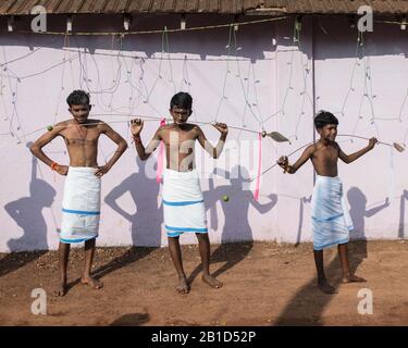 Anhänger mit Speer-durchbohrten Mündern (Kavadi Aattam) als Akt der Hingabe während Thaipooyam oder Thaipoosam, Festival in Kedakulam, Kerala. Stockfoto