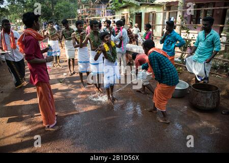 Anhänger, die Speere in ihren durchbohrten Mündern (Kavadi Aattam) als Akt der Hingabe während Thaipooyam oder Thaipoosam, Festival in Kedakulam, Kerala, halten. Stockfoto