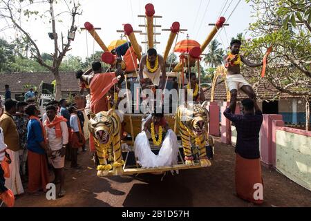 Anhänger, die an Hakenpiercings als rituelle Hingabe hängen, Garudan Theokkam, während Thaipooyam (Thaipoosam) in Kedakulam, Kerala, Indien. Stockfoto