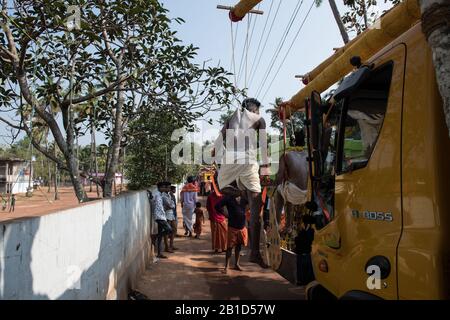 Anhänger, die an Hakenpiercings als rituelle Hingabe hängen, Garudan Theokkam, während Thaipooyam (Thaipoosam) in Kedakulam, Kerala, Indien. Stockfoto