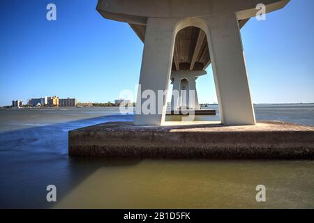 Unter der Sanibel Causeway Bridge des Causeway Islands Park auf Sanibel in Florida. Stockfoto
