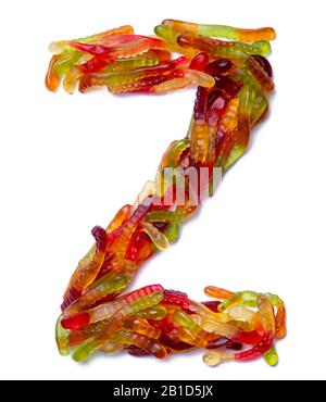 Buchstabe Z des englischen Alphabets aus mehrfarbiger Kaumarmalade auf weiß isoliertem Hintergrund. Lebensmittelmuster aus Süßigkeiten von Kindern Schlange Stockfoto