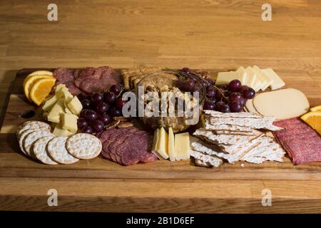 Fingerfood Naht Aufschnitt von Fleisch und Käse. Mediterrane Art Delikatessenbrettplatte. Scheiben von Fleisch und Käse Sorte Rusti Stockfoto