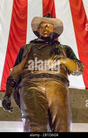 Eine Bronzestatue von John Wayne, berühmter amerikanischer Schauspieler, als Cowboy verkleidet, befindet sich im John Wayne Airport, Orange County, in Santa Ana, Kalifornien. Stockfoto