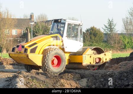 Schwere gelbe Asphaltrolle für Straßenarbeiten Stockfoto