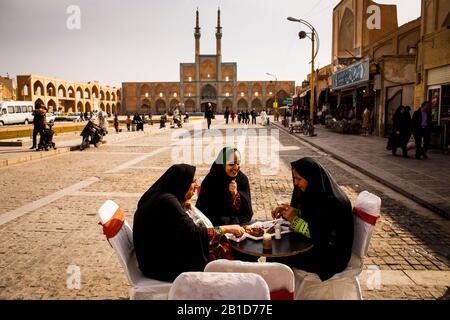 Das tägliche Leben vor Dem Amir Chakhmaq Komplex in Yazd Stockfoto