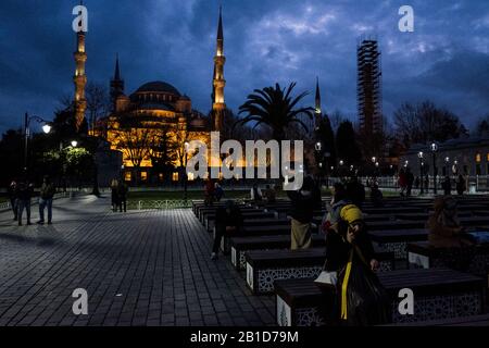 Die Menschen machen nach Sonnenuntergang Fotos, Selfies und entspannen vor der Sultan-Ahmet-Moschee (auch Blaue Moschee genannt) Stockfoto