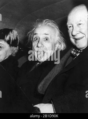 Ikonisches Foto von Albert Einstein, der anlässlich seiner 72. Geburtstagsfeier an der Princeton University am 14. März 1951 seine Zunge heraushielt. Der Fotograf Arthur Sasse nahm das zweitrangige Bild auf, als Einstein die Veranstaltung verließ und auf dem Rücksitz eines Autos zwischen Dr. Frank Aydelotte, ehemaliger Leiter des Institute for Advanced Study an der Princeton University, und Aydelottes Frau Marie Jeanette saß. Stockfoto