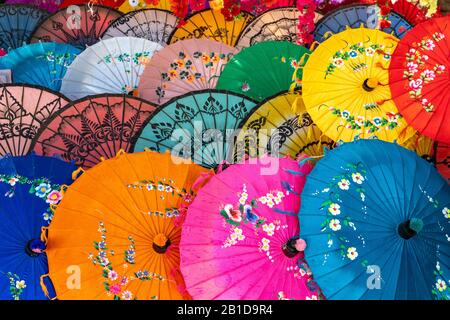 Farbenfrohe Sonnenschirme für Souvenirs in Maha Sandar Mahi Pagode, Amarapura, Mandalay Region, Myanmar Stockfoto