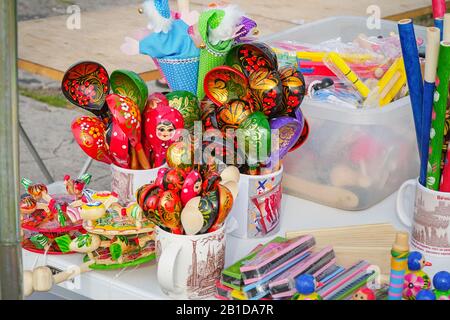 Samara, Russland - 17. August 2019: Traditionelle russische Souvenirs: Russische bemalte Holzlöffel. Straßenhandel Stockfoto