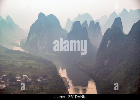 Der Fluss Li fließt durch die Karstberge. Yangshuo County, Provinz Guangxi, China. Stockfoto
