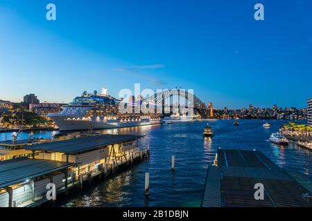 Sydney Harbour - 20. April 2017 - Blick auf das Circular Quay mit dem vermauerten Ozeanliner Celebrity Solstice und der Sydney Harbour Bridge. Stockfoto