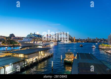 Sydney Harbour - 20. April 2017 - Blick auf das Circular Quay mit dem vermauerten Ozeanliner Celebrity Solstice und der Sydney Harbour Bridge. Stockfoto