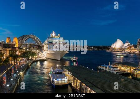 Sydney Harbour - 20. April 2017 - Blick auf das Circular Quay mit dem vermauerten Ozeanliner Celebrity Solstice und der Sydney Harbour Bridge. Stockfoto