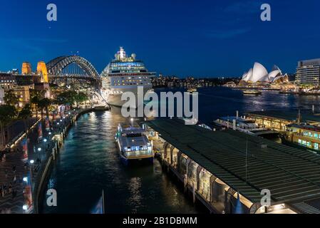 Sydney Harbour - 20. April 2017 - Blick auf das Circular Quay mit dem vermauerten Ozeanliner Celebrity Solstice und der Sydney Harbour Bridge. Stockfoto