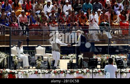 Peking, Indien. Februar 2020. US-Präsident Donald Trump schüttelt mit dem indischen Premierminister Narendra Modi im Motera Stadium in Ahmedabad, Indien, 24. Februar 2020 die Hände. Trump kam am Montag im indischen Weststaat Gujarat zu einem zweitägigen Staatsbesuch in dem Land an. Kredit: Str/Xinhua/Alamy Live News Stockfoto
