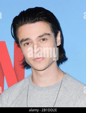 Los Angeles, Kalifornien. Februar 2020. Bei den Ankünften für ALLE BRIGHT PLATCES Screening, Arclight Hollywood, Los Angeles, CA 24. Februar 2020. Credit: Elizabeth Goodenough/Everett Collection/Alamy Live News Stockfoto