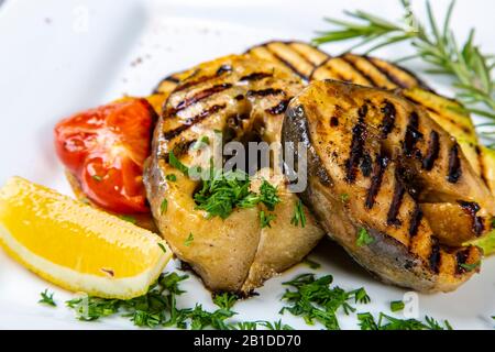 Stör Steak mit Gemüse. Köstliche Stör Steaks werden gegrillt und auf ...